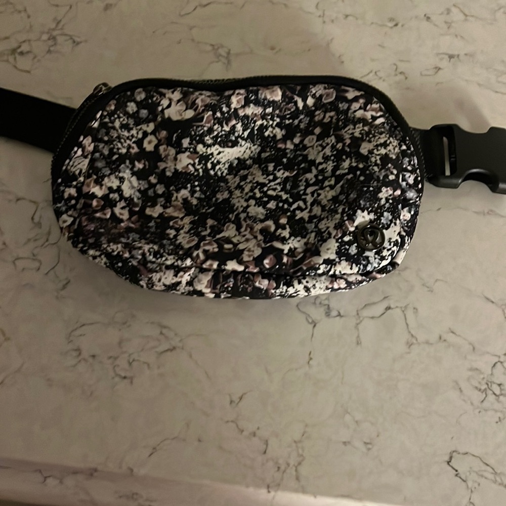 Lulu Lemon everywhere belt bag 9”x6”